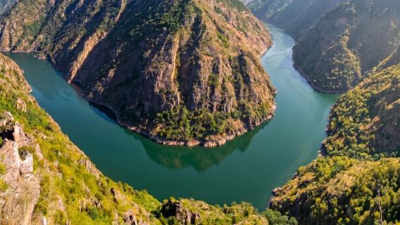 Da Santiago: Gita nella Ribeira Sacra tra Storia e Arte con Crociera