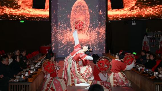 Guiyang Weaving and Embroidery Banquet immersive cultural-themed dining show (Guiyang must-visit palace banquet restaurant + panoramic performance-accompanied dining + culinary and visual feast + optional ancient costume experience)
