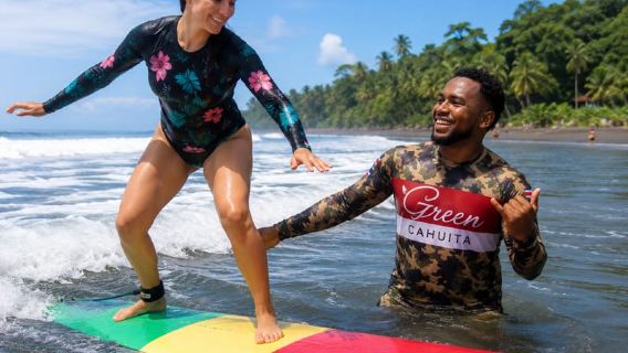 Cahuita: Learn to surf | Small groups + tropical fruit