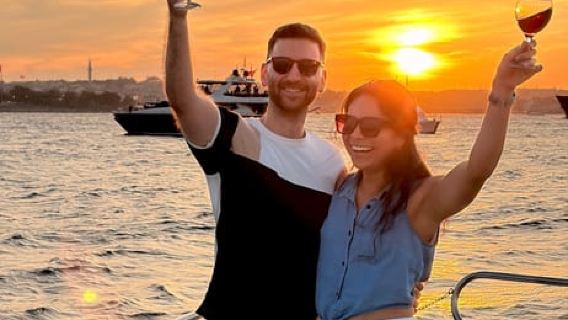 Istanbul: Tour in yacht per piccoli gruppi con vino illimitato