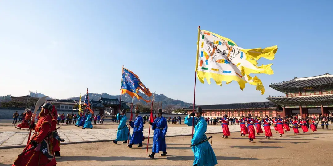 Seoul Gyeongbokgung Palace + Bukchon Hanok Village + Gwangjang Market Half-Day Tour
