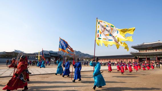 Seoul Gyeongbokgung Palace + Bukchon Hanok Village + Bugak Palgakjeong + Gwangjang Market half-day tour