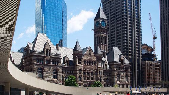 Universidad de Toronto + Ayuntamiento + Yonge Street + Distillery District + Puerto de Toronto