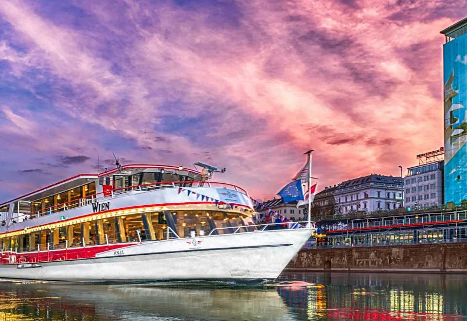 Vienna: Evening Danube River Cruise