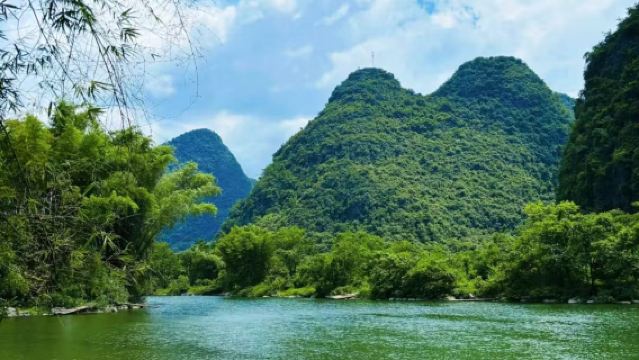 วิวแม่น้ําหยูหลง ล่องแพไม้ไผ่: การเดินทางอันเงียบสงบจากหยางซั่วสู่กุ้ยหลิน