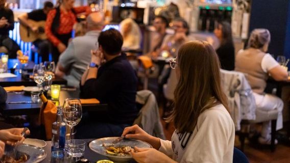 Málaga: Auténtica cena con espectáculo flamenco en el restaurante VinoMio