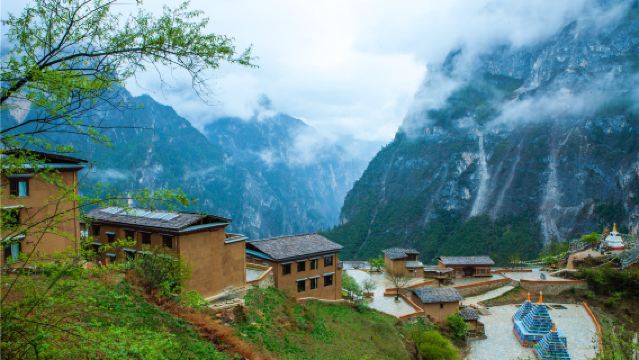 Lawatan Sehari Peribadi Mendalam di Shangri-La: Menyelami Misteri & Keindahan Alam Balagezong