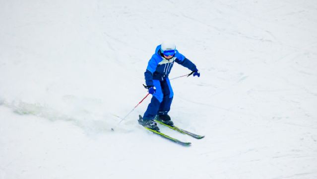 (Restaurant Xihua) Petit-déjeuner buffet pour deux + Billets de ski illimités pour deux sur les pistes débutants + 1 bon pour une chambre supérieure au Canton Rongchuang Huajiantang · Yuexue