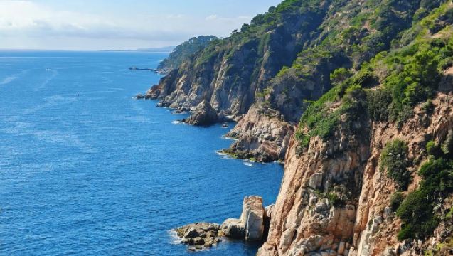 Pergi-balik Barcelona | Lawatan sehari ke Gerona + Bandar Tossa de Mar (tidak termasuk tiket masuk)