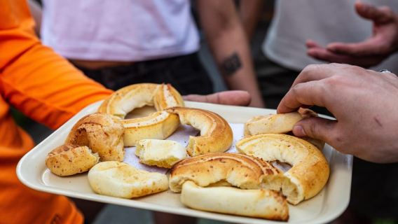 Medellín: Local neighborhood and included food on E-bike