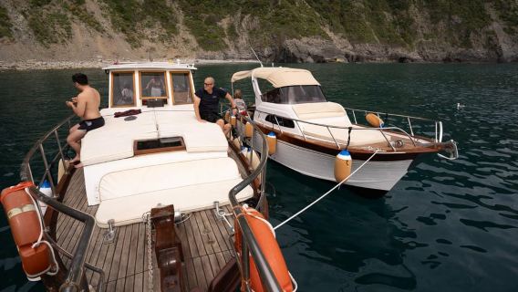 From La Spezia: Cinque Terre Boat Tour with Lunch and Wine