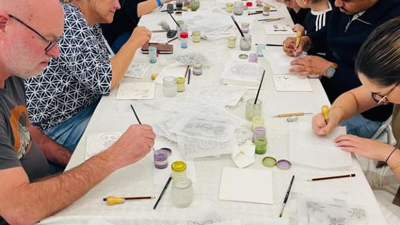 Måla din egen kakelplatta och skapa ditt unika konstverk på en konstgalleri i Lissabon