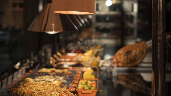 บัตรบุฟเฟ่ต์อาหารกลางวันหรืออาหารเย็นที่ร้านอาหาร Far Eastern Café ชั้น 6 โรงแรมไทเป ฟาร์ อีสเทิร์น (วันหยุด +230 NT$)