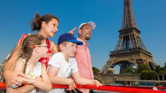 Sightseeing cruise on the Seine