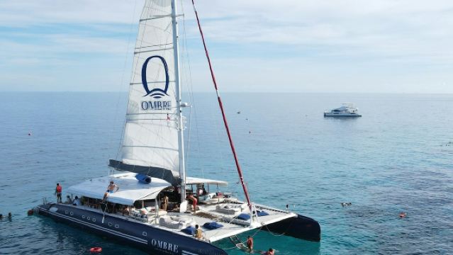ราชาและเกาะปะการัง: ล่องเรือยอชต์ Ombre จากภูเก็ต + อาหารกลางวันและอาหารเย็น