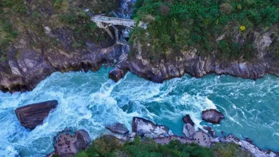 Tiger Leaping Gorge + Haba Snow Mountain + Hui Village Muslim Private Tour