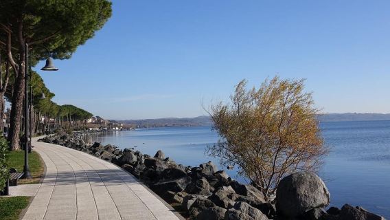 Rome: Kayak Lake Bracciano, Farm Lunch & Countryside Escape
