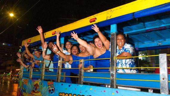 Chiva Party Cartagena: un'esperienza unica in città, allegria e ballo.