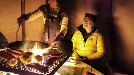 Goditi lo spettacolo dell'aurora boreale in cima alla montagna, inclusa la cena nel tepee