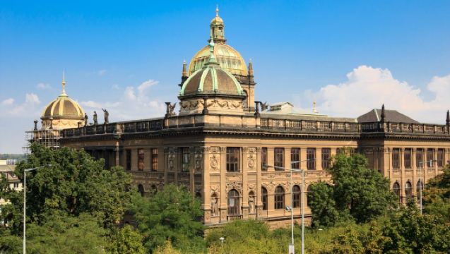 布拉格來回：赫盧博卡城堡+CK小鎮中文包車一日遊-可定制