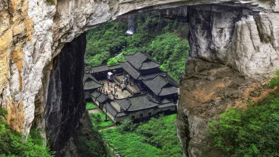 tur harian dengan pemandu wisata berbahasa Inggris di Chongqing Wulong Natural Three Bridges + Longshuixia Gorge Fissure
