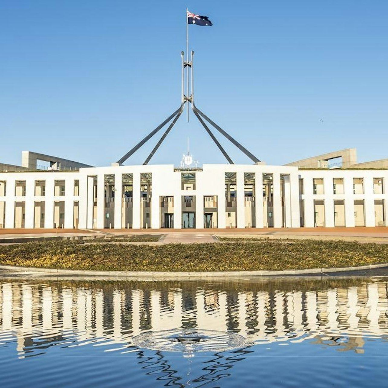 Canberra: Perjalanan Sehari dari Sydney + Makan Siang