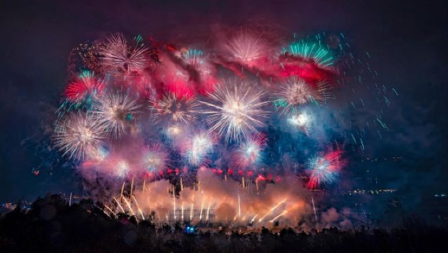 Lawatan sehari pertunjukan bunga api di tepi Sungai Liuyang