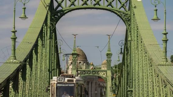 Hungria + Budapeste: transferência ponto a ponto do aeroporto/estação ferroviária | aluguel de veículos personalizado