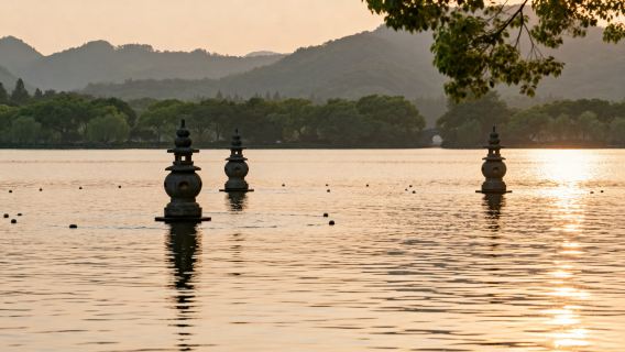 Hangzhou West Lake 2-9 personers exklusiv halvdagstur · Leifengpagoden + båttur till Three Pools Mirroring the Moon-ön