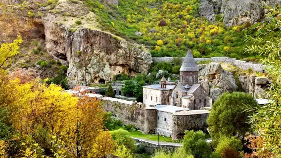 ホルウィラップ、アザット湖、ガニ寺院、ゲガール、ラワシュを体験するワンデーツアー。