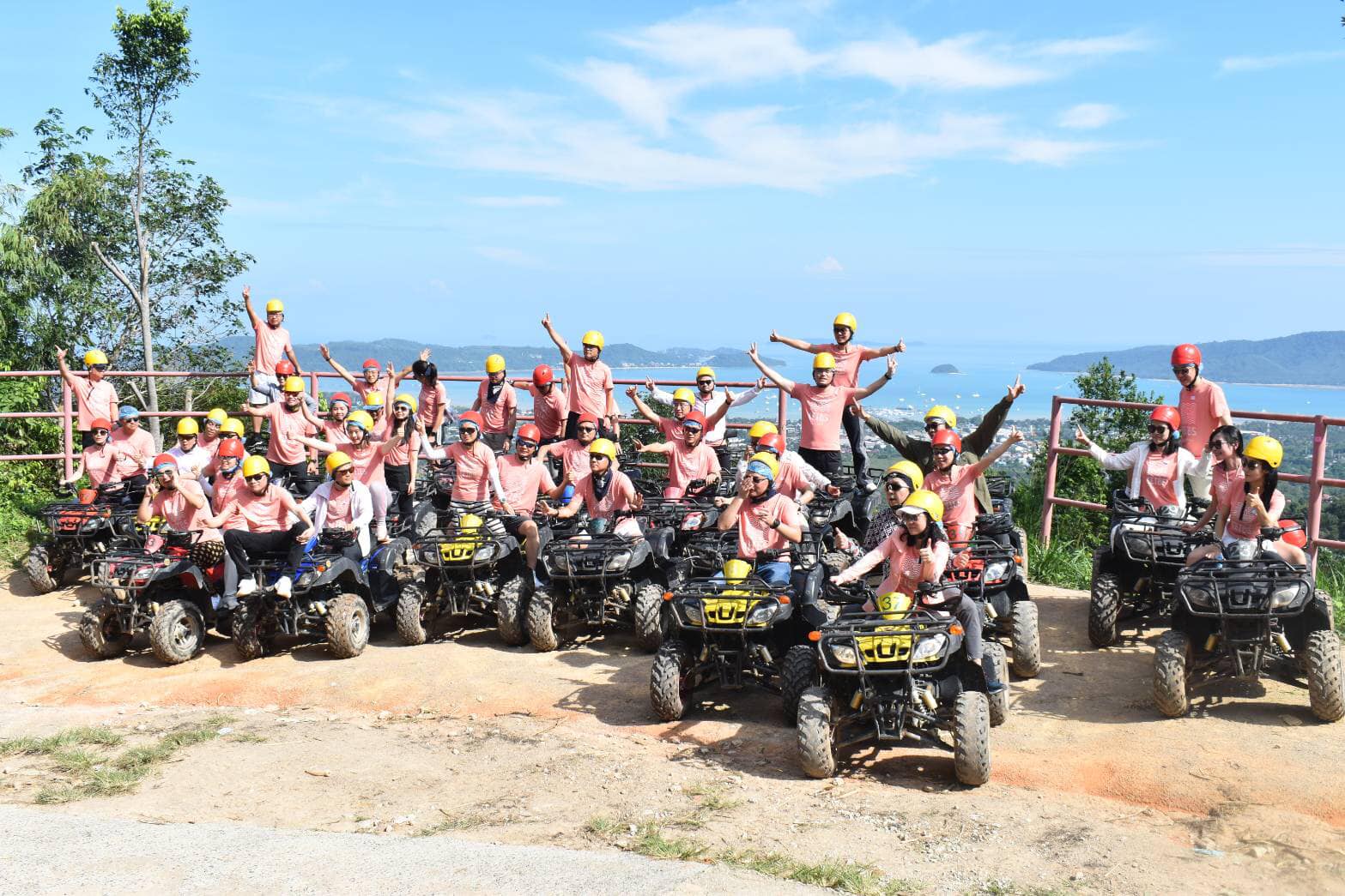 Buddha Besar di puncak Pulau Phuket off-road kendaraan roda empat ATV kendaraan off-road segala meda
