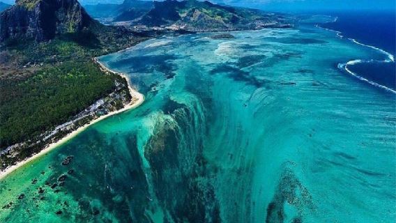 เฮลิคอปเตอร์ชมน้ำตกใต้น้ำและดินเจ็ดสีที่มอริเชียส|หุบเขาแม่น้ำแบล็ค|เกาะลากูน|เลอมอร์น