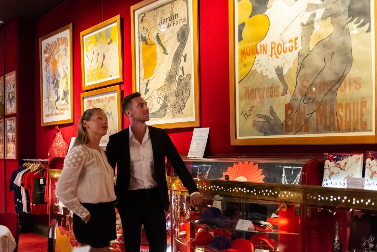 Spettacolo di cabaret + cena + servizio di trasporto al Moulin Rouge di Parigi, Francia
