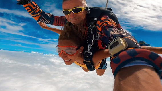 成都跳傘旅遊 四川成都都江堰青城山跳傘基地4000公尺雙人高空跳傘【4000公尺自由落體+專業高清攝影+影片剪輯】