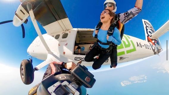 Skydive Dubai предлагает прыжки с прыжок с парашютом, включая прыжок с парашютом с Пальмы Джумейра, прыжок с парашютом в пустыне, прыжки с инструктором, профессиональную фото- и видеосъемку, служба поддержки клиентов на китайском языке, а также дополнительную услугу встречи и высадки.