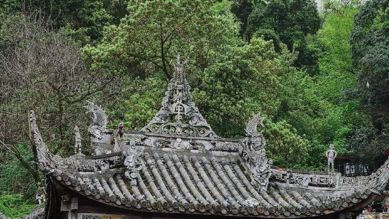 8-person small group + Sanxingdui + Dujiangyan + blue tears + optional in-park commentary for both attractions, private tour available