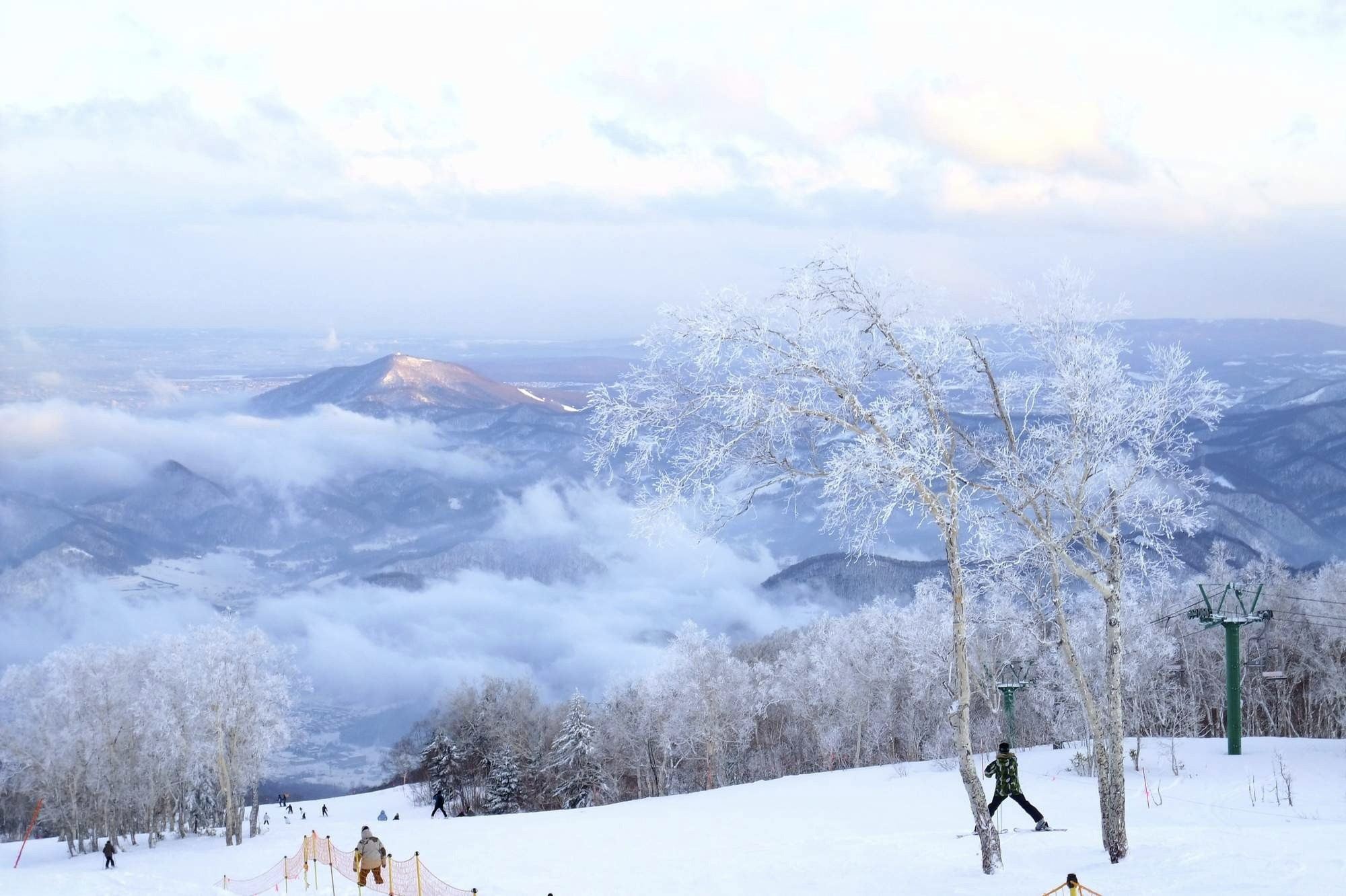 Private ski/snowboard lessons (Chinese/English) and photography services at Furano Ski Resort in Hokkaido, Japan - No group classes, private instruction only