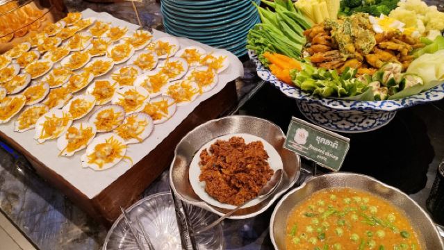 ร้านอาหารบุฟเฟ่ต์ Tonle Bassac II Restaurant ที่พนมเปญ ประเทศกัมพูชา