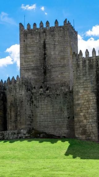 Round-trip from Porto, Portugal: 1-day tour to Guimarães Castle + Braga old town ※ Adjustable itinerary