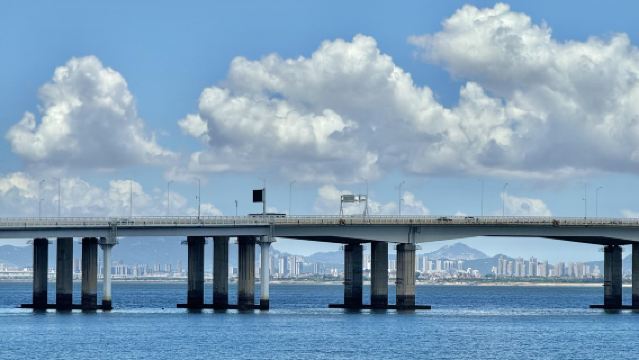 Xiamen The Jimei School Village + Ten-Mile Long Embankment + Twin Towers + Shapowei private charter 1-day tour with Chinese and English services