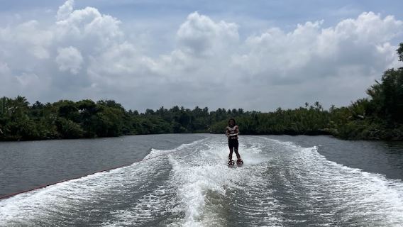 Waterskiën in Negombo