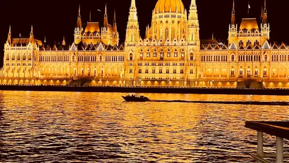 Budapest: Traditional Hungarian Dinner Cruise with Live Music