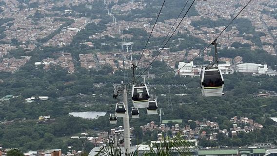 Medellin: Paths to Cerro El Picacho Hiking Tour with Picnic