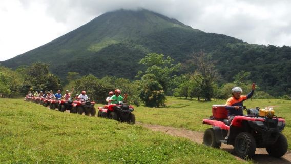 La Fortuna de Arenal: Tour en cuatrimoto por el volcán, el río y el bosque
