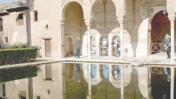 Tour guidato di 3 ore all'Alhambra e al Generalife a Granada, Spagna, con ingresso prioritario [gruppo in inglese]