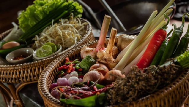 Lawatan sehari dengan sewaan peribadi berbahasa Cina ke Sekolah Memasak Nenek di Chiang Mai, Taman Harimau dan Taman Tahi Gajah