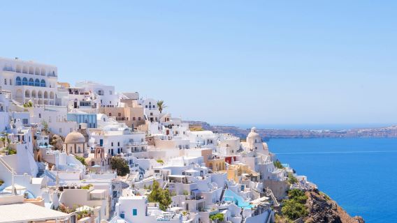 Traslado al aeropuerto o al puerto en Santorini, Grecia - desde/hasta el pueblo de Fira (servicio de coche privado con conductor)