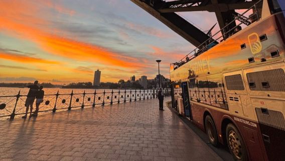 Visite panoramique nocturne de 1,5 heure en bus à toit ouvrant à Sydney avec commentaire du guide touristique - Découvrez les sites emblématiques de Sydney sous leurs lumières nocturnes enchanteuses