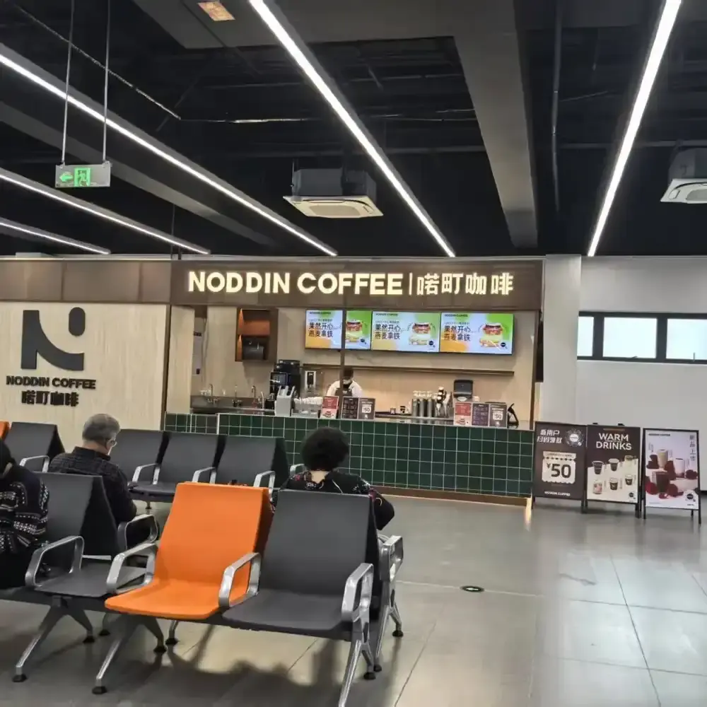 NHÀ GA NỘI ĐỊA SÂN BAY SA ĐÊ PHẬT SƠN VỚI BIỂN HIỆU TIẾNG TRUNG VÀ TIẾNG ANH