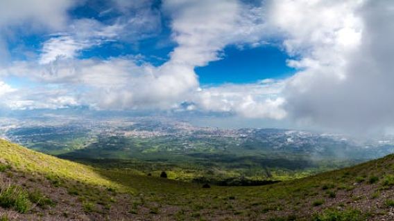 Mount Vesuvius crater tour with authentic lunch at a vineyard